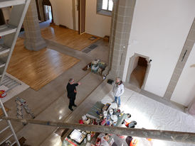 Malerischer Spiegel an der gotischen Madonna in St. Crescentius (Foto: Karl-Franz Thiede)